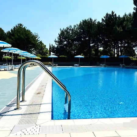 Ideal Getaway With Pool Apartment